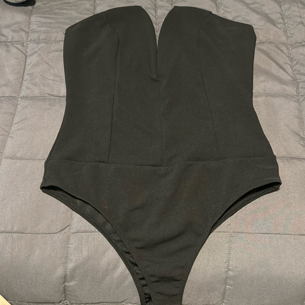 Lulu’s Black Notched Strapless Bodysuit women’s Large, never worn with tags